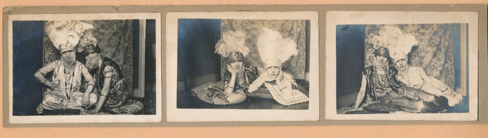 Photo famille 2 femme déguisement tenture chapeaux 5 photographie