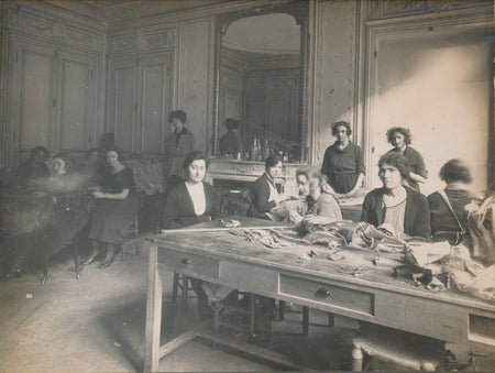 Atelier tissus ameublement tapisserie coussin 2 photo photographie v. 1940