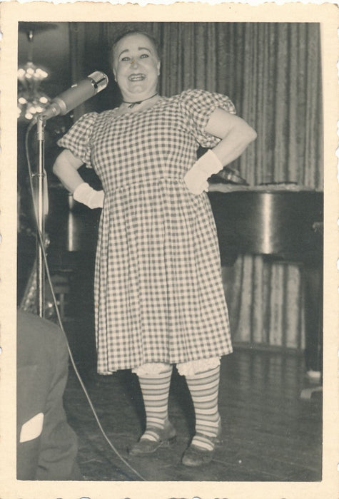 Spectacle travesti travestis 4 photos photographies photo v. 1960