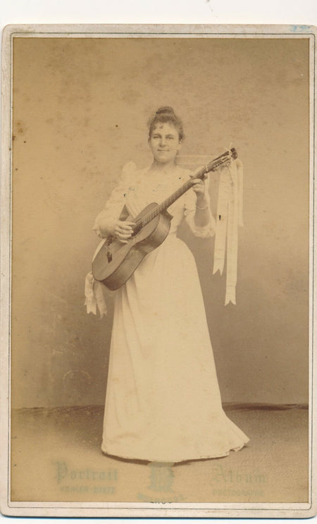 Guitariste femme, guitare carte albuminé Mulhouse photo photographie