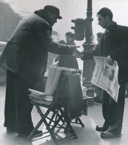 vendeur journaux Paris Gaston Dominici, 1952 photo photographie