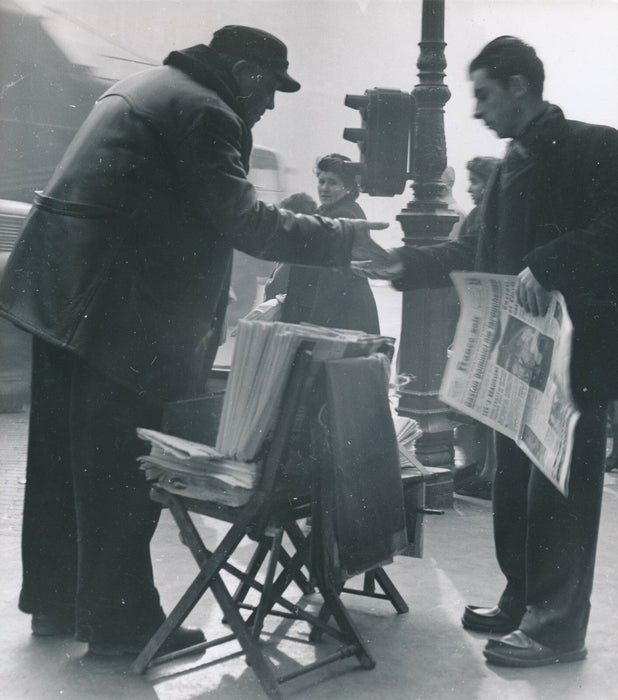 vendeur journaux Paris Gaston Dominici, 1952 photo photographie