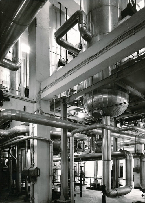 Photo Intérieur usine industrie tuyaux argentique époque années 1960