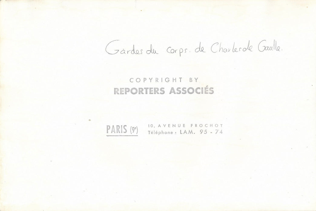 Photo Genéral de Gaulle civil pluie X 2 tirages argentique époque presse  fin 60