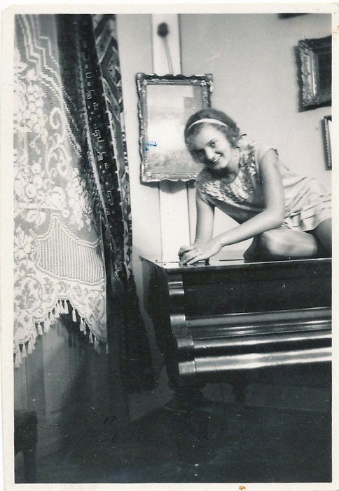 snapshot fille piano assise sourire regard argentique Photo