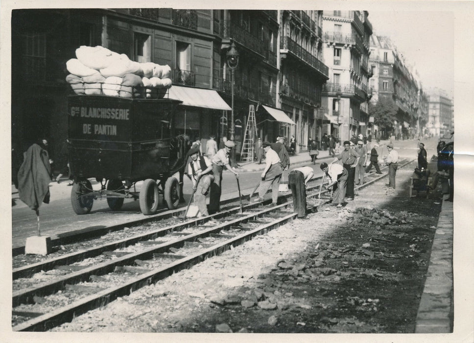 Rue Maubeuge Paris on enlève anciennes lignes de tramway photo photographie 1941