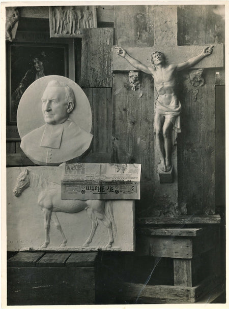 Atelier sculpture argentique 1932 Christ Croix médaillon photo photographie