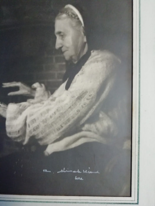 Pictorialisme femme cheminée mains photographie époque signature non identifiée