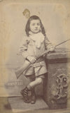 Fillette au fusil photo photographie albumine carte de viste 