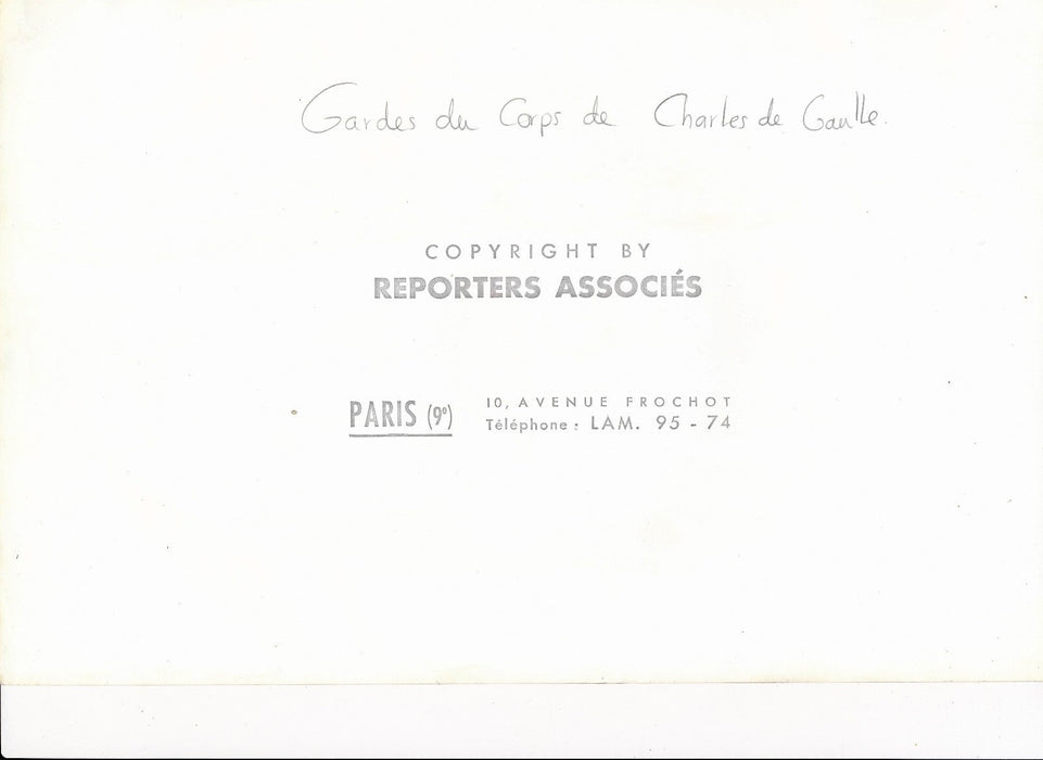 Photo Genéral de Gaulle civil pluie X 2 tirages argentique époque presse  fin 60