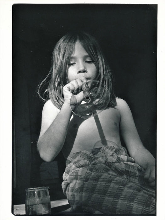 fillette bulle savon 3 photographie argentique époque années 1960