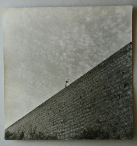 LE MUR Photographie sans identification d’auteur. 30,5 x 20,5 cm.