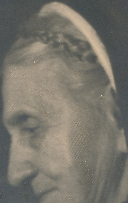 Pictorialisme femme cheminée mains photographie époque signature non identifiée