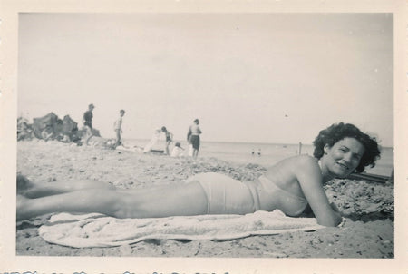 snapshot femme allongée plage maillot bain Photo argentique époque amateur