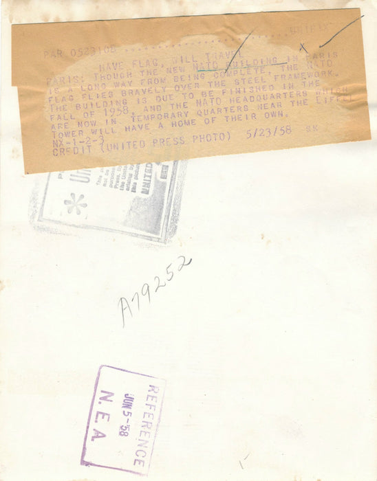 Otan Nato Paris construction drapeau photographie argentique 1958