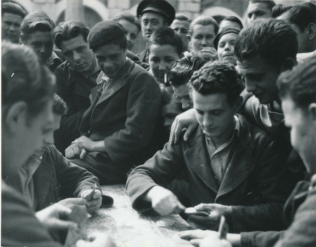 c. 1950 jeu cartes plein air visages photo photographie homme vintage