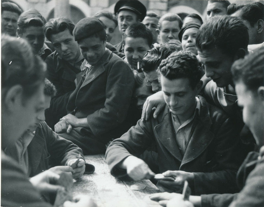 c. 1950 jeu cartes plein air visages photo photographie homme vintage