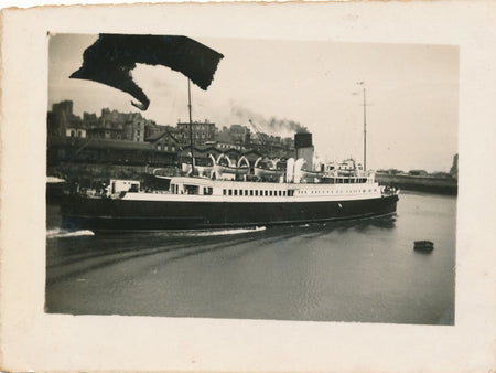 Dieppe entrée du port bateau 1933 snapshot photographie amateur