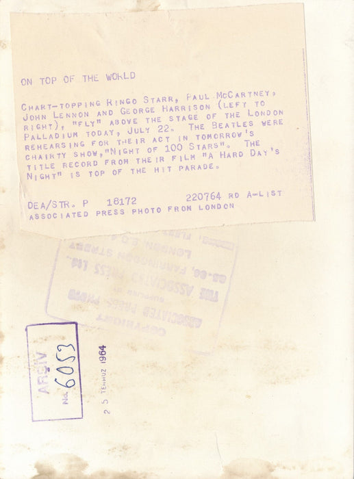 Les 4 Beatles dans les airs 2 photographie époque photo Harrison