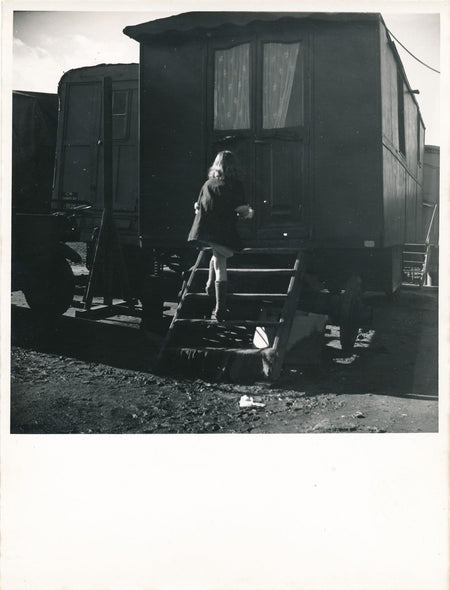 La fillette à la roulotte photo photographie vers 1960 époque enfant