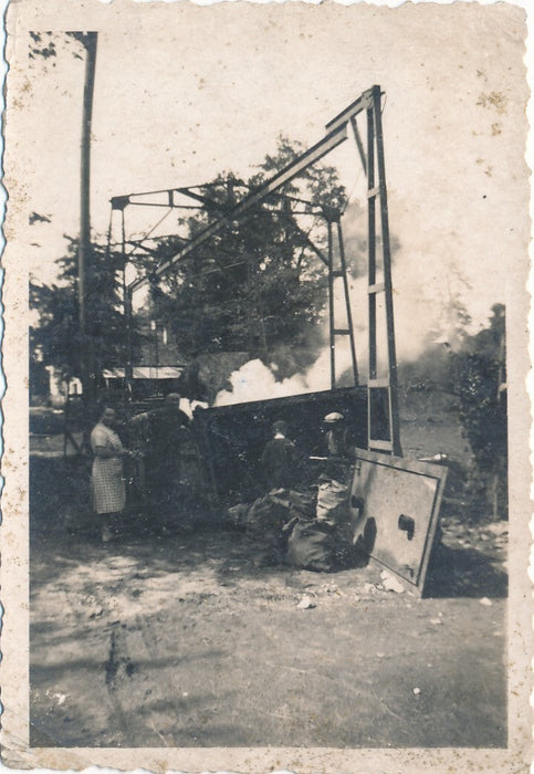Fabrication de charbon de bois  4 photographies amateur, vers 1920 30 photo