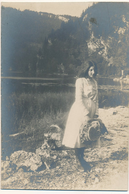 Jeune fille au chapeau et à la rivière, regard photo photographie amateur
