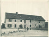 Campagne ferme cour femme coiffe enfant photographie argentique époque v. 1920