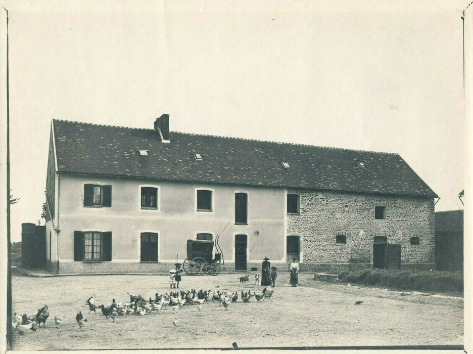 Campagne ferme cour femme coiffe enfant photographie argentique époque v. 1920