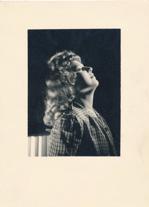 photo portrait femme profil chevelure tirage argentique époque 