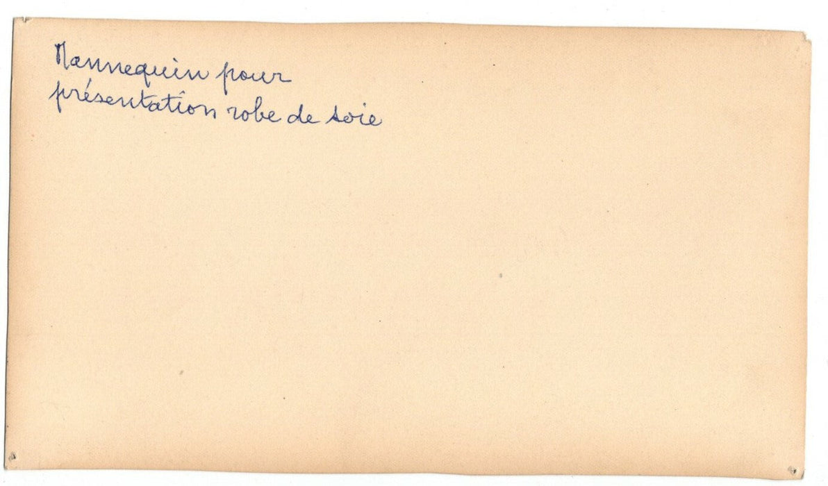 Mode présentation robe de soie sur fond de composition peinte photo photographie