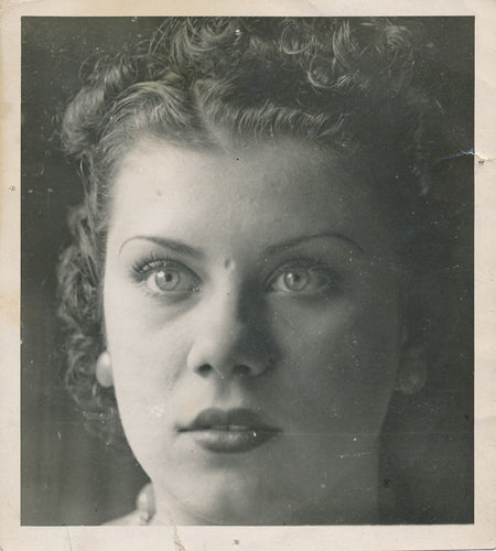 Snapshot visage femme yeux clairs argentique photo famille amateur