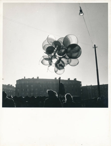 Les ballons vers 1950 photo photographie auteur non déterminé foule transparence
