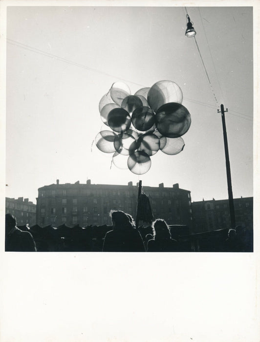 Les ballons vers 1950 photo photographie auteur non déterminé foule transparence