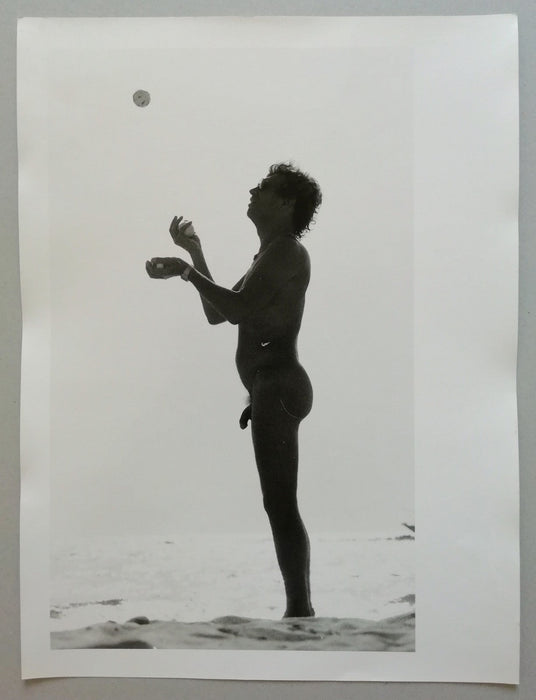 photo homme jongleur plage tirage argentique grand format époque v. 1980