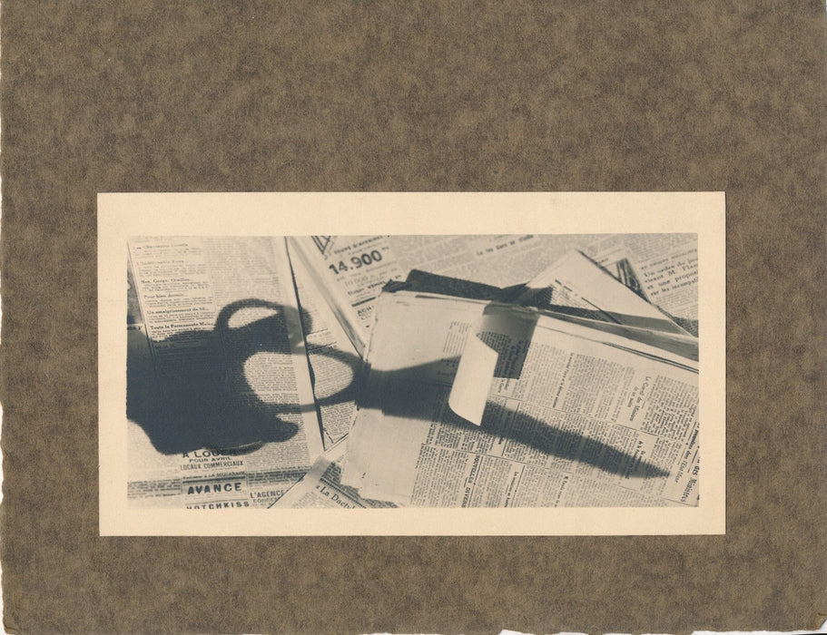 Ombres Journaux photo photographie époque v. 1940 nature morte