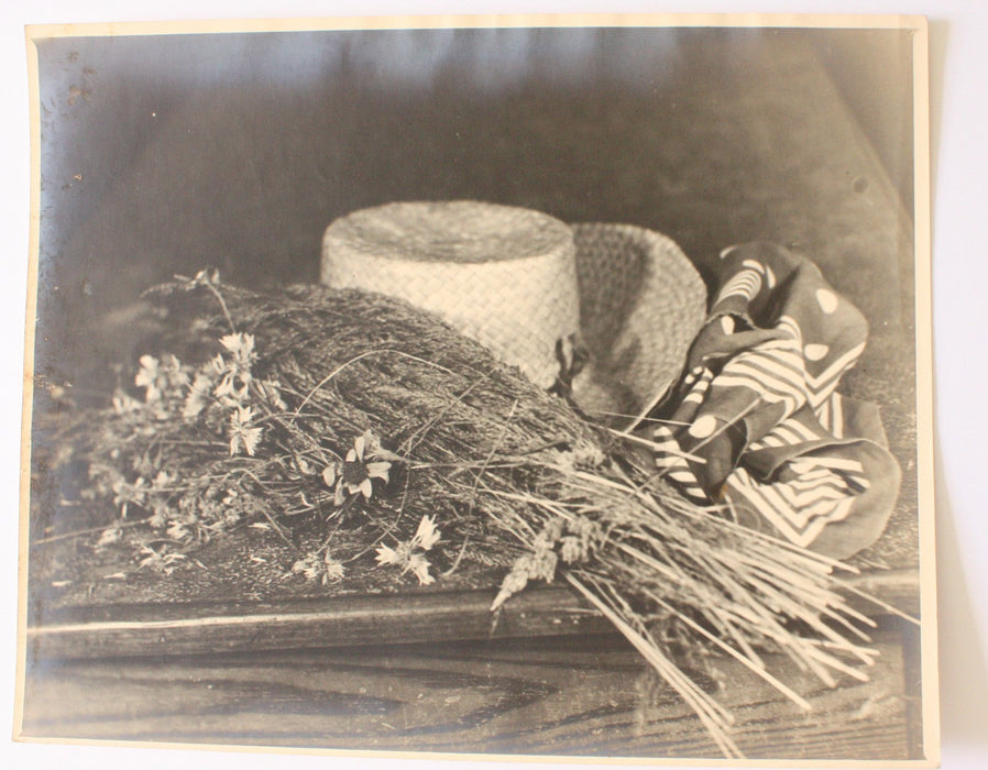 Photographie nature morte chapeau bouquet argentique époque v. 1930 paille