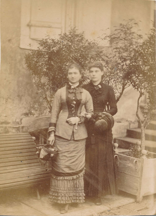 Photo tirage papier albuminé albumine Deux femmes v. 1880 cour