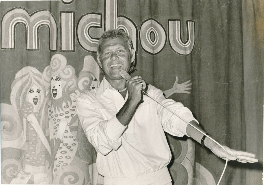 Le jeune MICHOU, directeur du cabaret « Chez Michou » photo photographie vintage