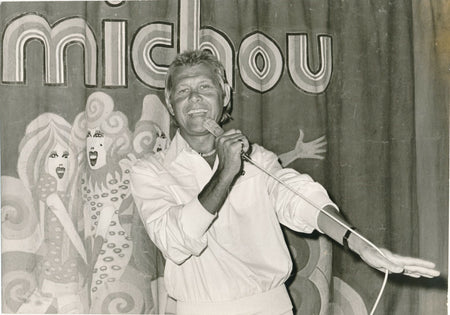 Le jeune MICHOU, directeur du cabaret « Chez Michou » photo photographie vintage