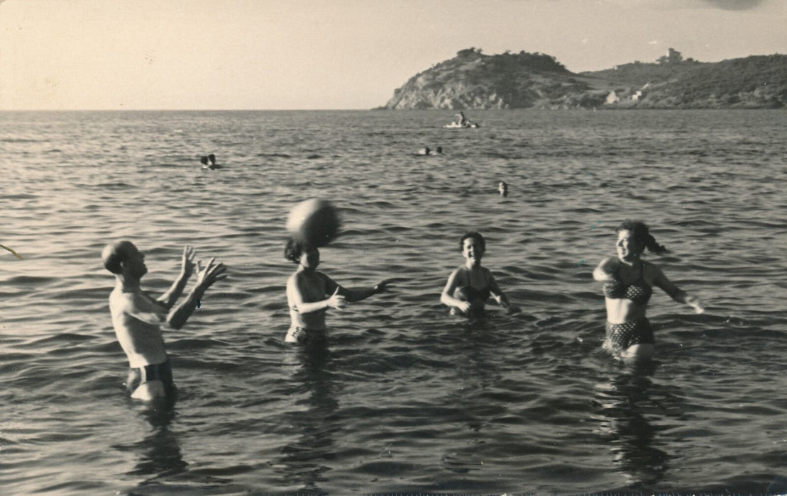 Jeu de balle été mer Italie Barrati argentique Italie photographie ballon