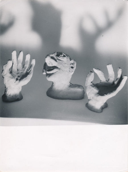 Têtes mains sculptures artiste non identifié photo photographie époque v. 1950