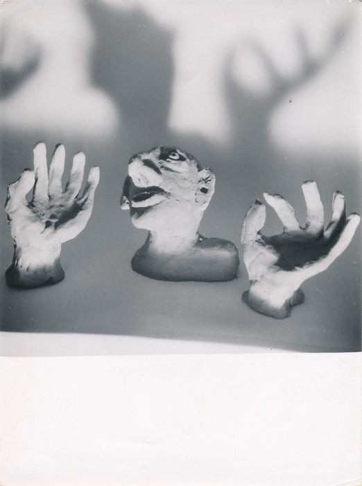 Têtes mains sculptures artiste non identifié photo photographie époque v. 1950