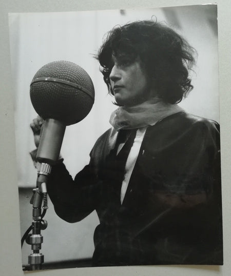 Femme au micro meeting photographie argentique époque vers 1960  Almasy Vauthey 