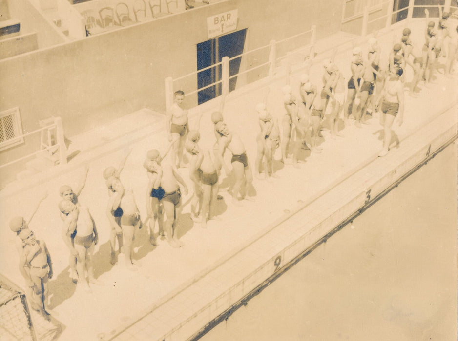 Cours de natation sauvetage en piscine 2 photos photographies époque v. 1940