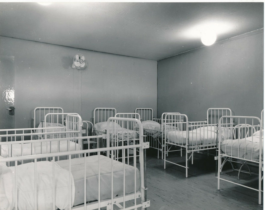 Paris Médecine Algérie accueil aux rapatriés nursery contagieux 1962 photo