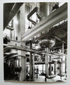 Photo Intérieur usine industrie tuyaux argentique époque années 1960