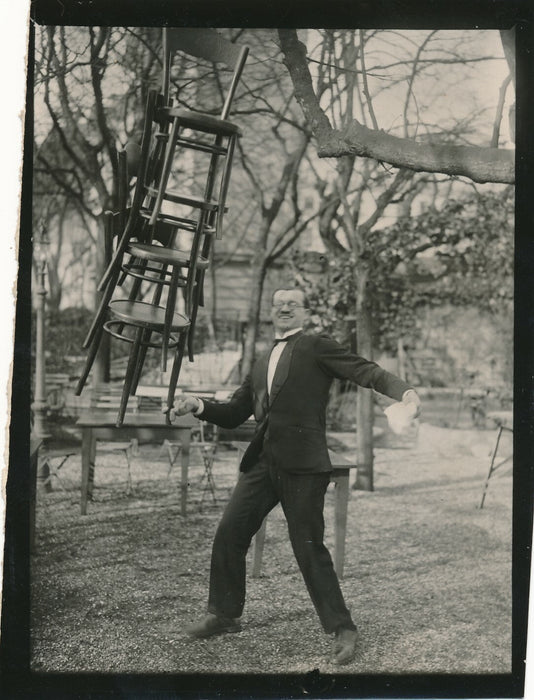 Étonnant Girandi maître d’hôtel soulève tables avec 2 doigts photo photographie