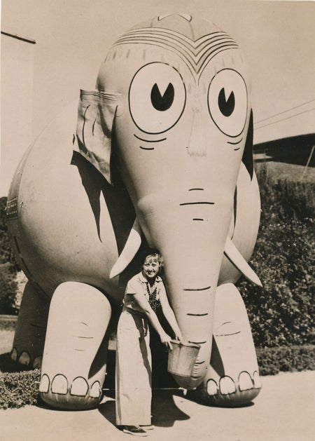 Un éléphant gonflable Hollywood Joan BLONDELL actrice photo photographie