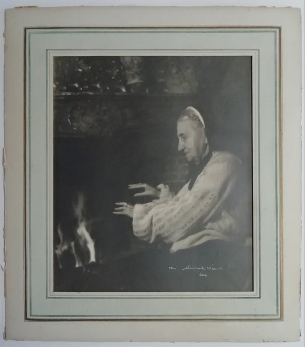 Pictorialisme femme cheminée mains photographie époque signature non identifiée