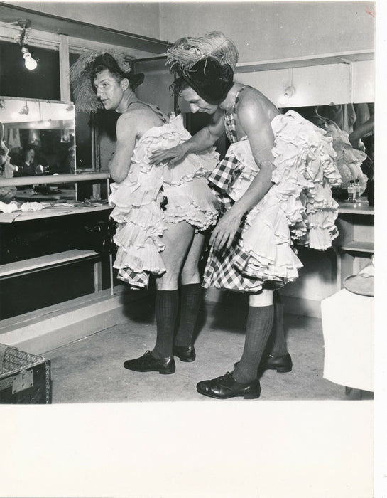 Fête travesti humour cabaret hommes photo photographie 2 tirages v. 1960